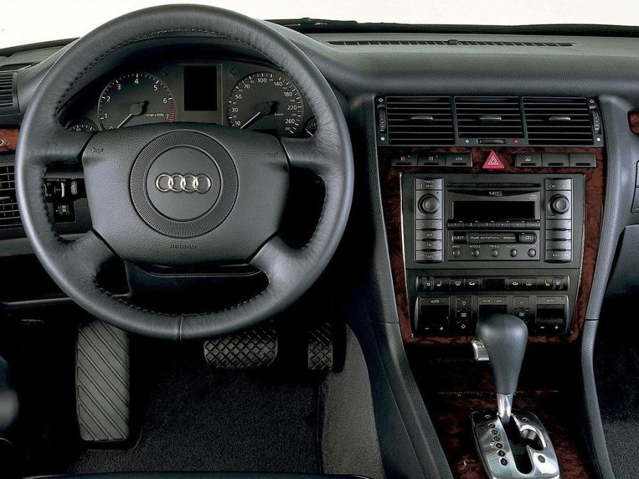 Панель приборов Audi A8 4.2 Quattro (D2) 1999 года  (фото 9 из 13)